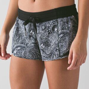 Lululemon Hotty Hot Short 2.5" inseam - 10 Mini Antique Paisley White Black